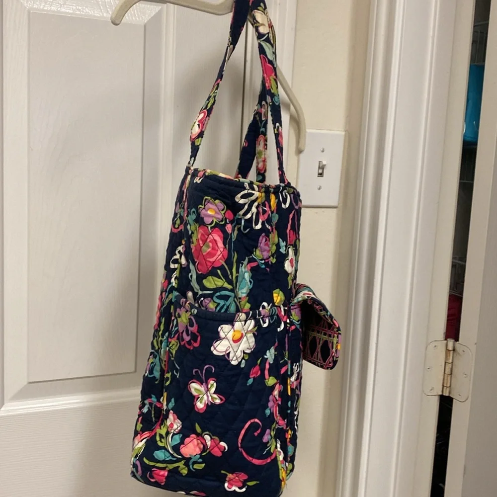 Vera Bradley tow bag with turnbuckle on front with pocket - Picture 3 of 4